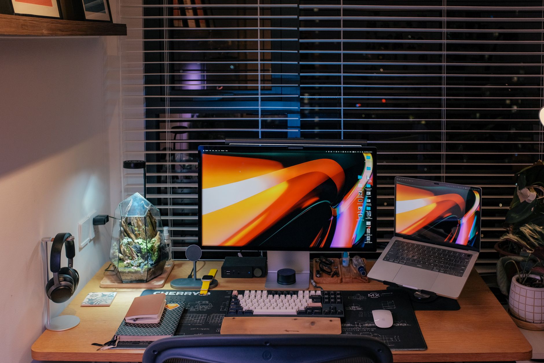 Een stijlvol thuiskantoor met twee beeldschermen en gadgets, geschikt voor werk op afstand.