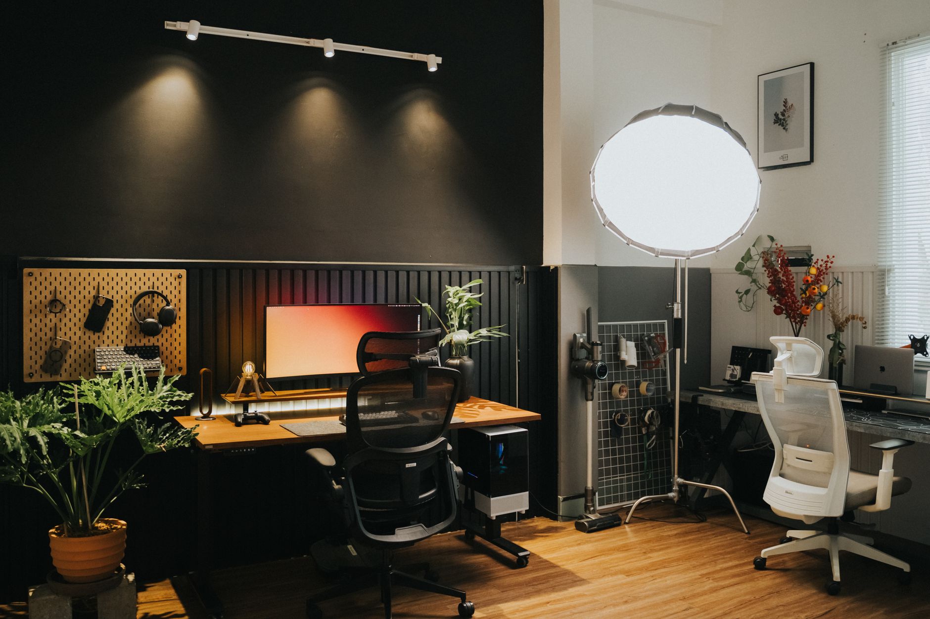 Een stijlvol thuiskantoor met ergonomische stoel en sfeervolle verlichting.